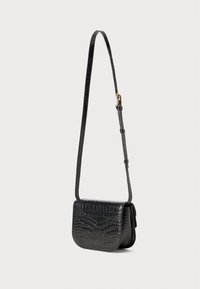Borsa a tracolla nera in pelle con una superficie liscia e texture a stampa coccodrillo. Presenta una chiusura a pattina, una sottile tracolla regolabile e un design compatto.