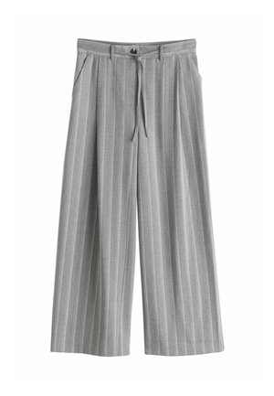 Sivé široké nohavice s vysokým pásom a jemnými vertikálnymi pruhmi, predné vrecká, gombík a zviazaný opasok v páse.