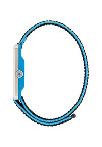 Montre rectangulaire métallique au cadran argenté, entourée d'un bracelet tressé noir et bleu avec un détail en bouton et une boucle ajustable.
