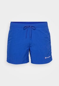 Shorts de bain bleus fabriqués en tissu léger, dotés d'une taille élastique avec cordon de serrage et d'un petit logo sur le bas à l'avant.
