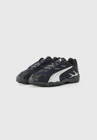 Marineblå mesh sneakers med sølvdetaljer, der har et flamemønster på siden, polstret krave og struktureret sort gummisål.