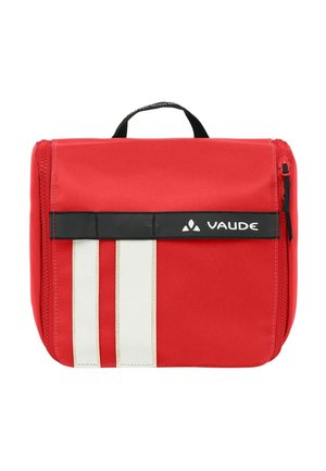 Rote Stofftasche mit einem schwarzen oberen Griff, weißen und goldenen Streifenakzenten sowie einem Reißverschluss. Verfügt über ein schwarzes Band mit "VAUDE"-Logo.