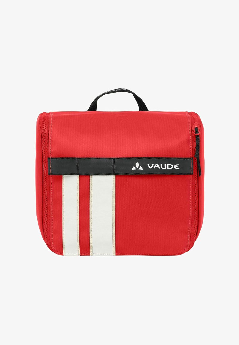 Rode stoffen tas met een zwarte handgreep aan de bovenkant, witte en gouden streepaccenten en een ritssluiting. Bevat een zwarte band met het "VAUDE" logo.