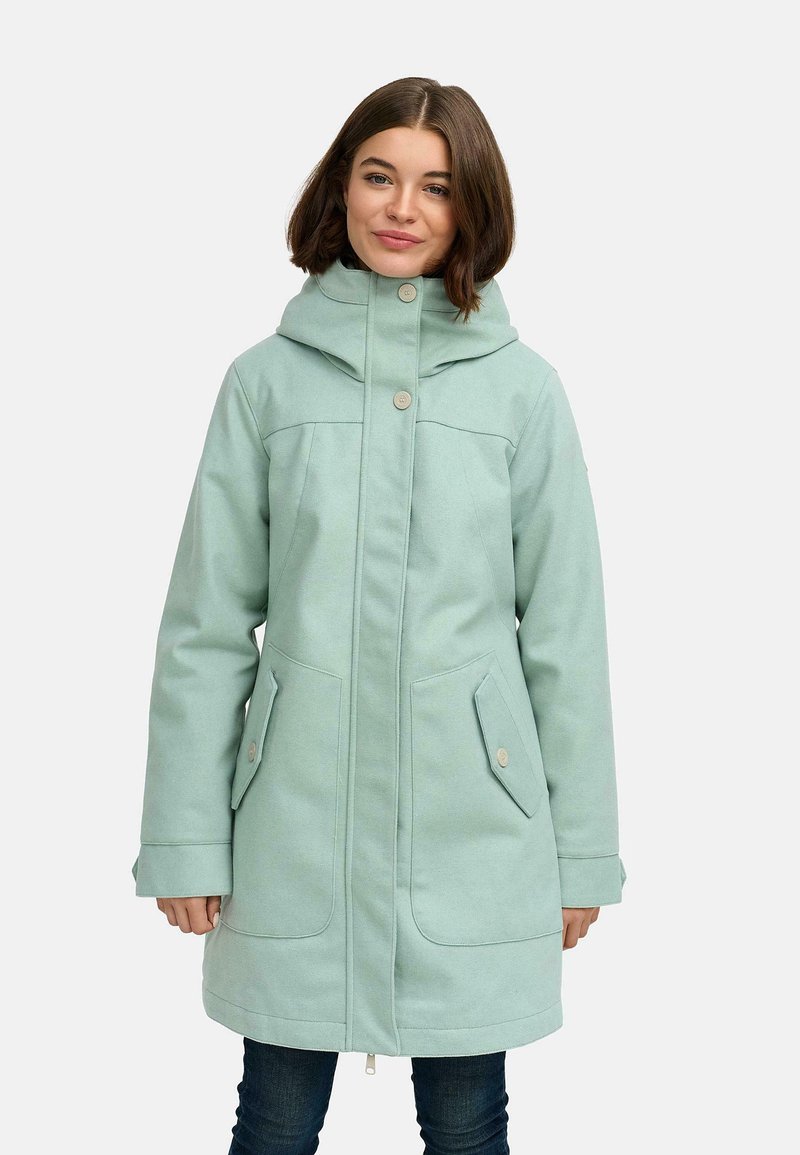 Mintgrøn parkajakke med høj krave, knaplukninger og to forlommer. Glat tekstur og tætsiddende silhuet.