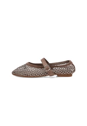 Zapato plano marrón con punta puntiaguda y diseño de malla tejida, con una correa de ante que cruza la parte superior asegurada con una pequeña hebilla.