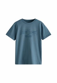 Tricou din bumbac albastru cu un imprimeu grafic cu "NEW YORK" și coordonate pe față. Mâneci scurte și un design cu gât rotund.