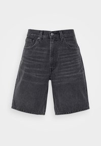 Short en jean noir taille haute, avec un bouton devant, des passants de ceinture et cinq poches, présenté sur un fond clair et uni.