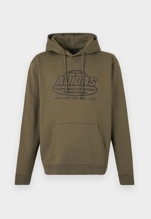 Φούτερ με κουκούλα σε ελιά πράσινο χρώμα με μπροστινή τσέπη και κορδόνια, με γραφικό παγκόσμιου χάρτη και κείμενο "ADIDAS" μαζί με επιπλέον μικρότερη εκτύπωση στο στήθος.