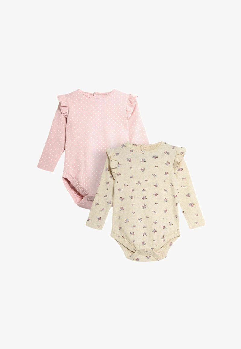 Kaksi pitkähihasta bodysuittia: yksi vaaleanpunainen valkoisilla pilkuilla, toinen beige kukkakuviolla, molemmissa on volangihihat ja nepparit.