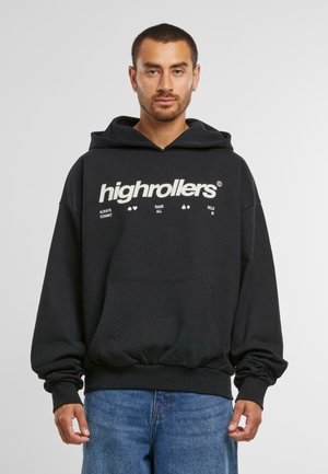 Sort hættetrøje lavet af blødt stof, med en kængurulomme, løst fit og hvid tekst. Ribbet manchetter og talje, afslappet design.