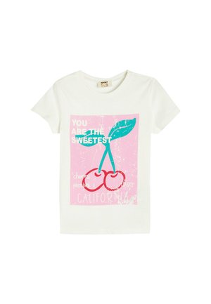 Weißes Baumwoll-T-Shirt mit einem Grafikdesign, das zwei rote Kirschen, grüne Blätter und mehrfarbigen Text auf einem rosa Hintergrund zeigt. Kurze Ärmel.