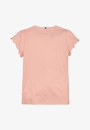Camiseta rosa con mangas cortas con volantes, textura suave, tela acanalada y dobladillo recto. Cuenta con un escote trasero en forma de V con una franja contrastante.