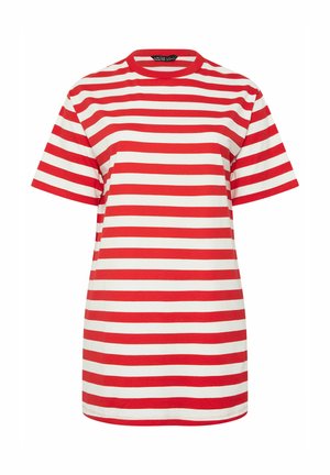 Rot-weiß gestreiftes T-Shirt mit kurzen Ärmeln und rundem Ausschnitt, vor weißem Hintergrund dargestellt.