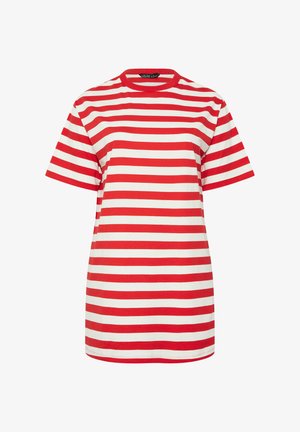 Camiseta de manga corta con rayas horizontales rojas y blancas y cuello redondo, mostrada sobre un fondo blanco.