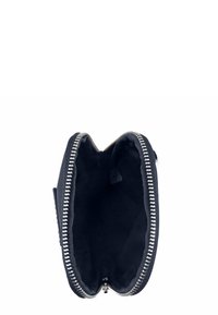 Vojni nylon žep z zadrgo in srebrno zadrgo, ki ima odprto notranjost in gladko teksturo. Brez zunanjih podrobnosti ali vzorcev.