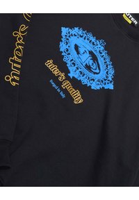 Felpa nera con grafiche blu e gialle. La parte anteriore presenta una cornice ornata e la scritta "qualità di inter".