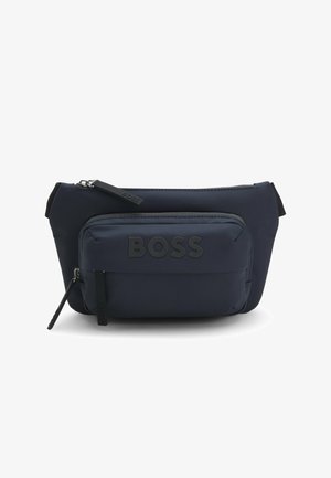 Marineblaue Nylon-Tasche mit glatter Textur, ausgestattet mit einer vorderen Reißverschlusstasche, geprägtem Logo und verstellbarem Tragegurt. Kompakt mit abgerundeter Form.