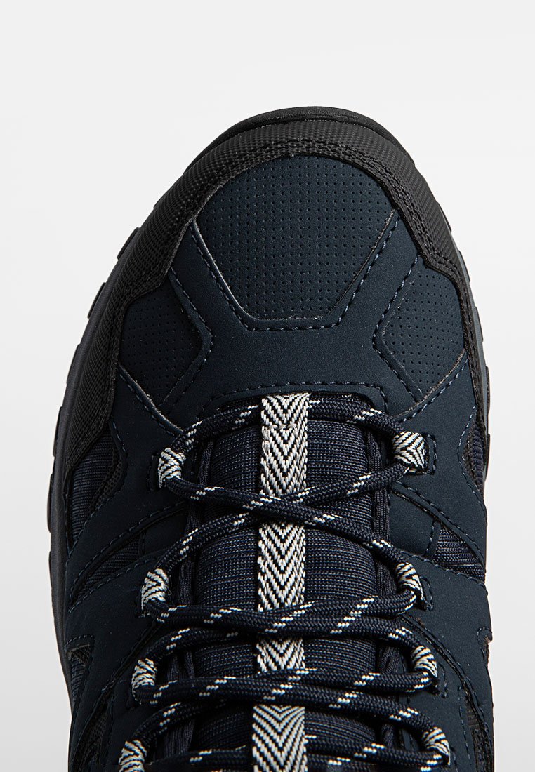Granatowy but sportowy z teksturowaną powierzchnią, kontrastującymi białymi sznurowadłami w zygzak i wytrzymałą czarną gumową podeszwą. Posiada wyściełany górny materiał z siateczki.