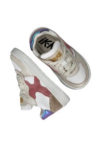 Sneakers met een mix van wit leer, roze suede en beige geperforeerde accenten. De zool is textuurvol, met een metallic iriserende voering.