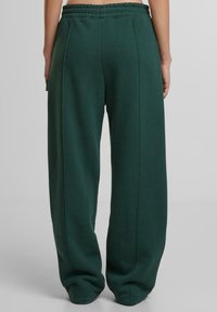 PROHIBITED CAMDEN - Pantalones deportivos - green