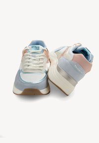 Sneaker con tomaia in mesh, dettagli in camoscio rosa e azzurro chiaro, suola bianca chunky e cuciture tonali per un finish texturizzato.