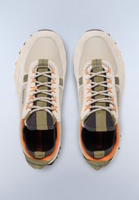 Béžové a olivově zelené tenisky s texturovanou nubukem a síťovinou, s oranžovými tkaničkami a detaily, silnou gumovou podrážkou a zesíleným podpatkem.