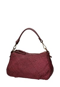 Sac à main en cuir bourgogne tissé, avec un corps arrondi, une courte poignée et une fermeture à glissière. Présente des ferrures en laiton et une surface texturée.