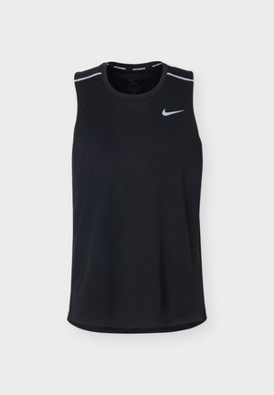 Czarny, bezrękawnik do biegania Nike z odblaskowym logo Swoosh na przodzie oraz odblaskowymi paskami na ramionach.