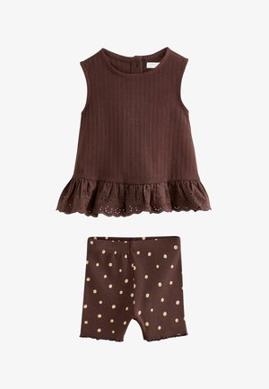 Mouwloze bruine top met textuur, zoom met ruches en oogjeskant, en bijpassende bruine short met beige polkadots, ribstof.