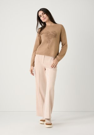 BLUMENAPPLIKATION - Pullover - warm camel melange