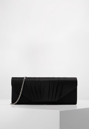 Czarna prostokątna kopertówka z plisowanymi detalami i srebrnym łańcuszkowym paskiem, prezentowana na białym piedestale na tle jednolitego tła.