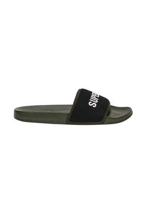 Grøn slidesandal med tekstureret sål og sort stofrem med hvid delvis "SUPER" tekst på siden.
