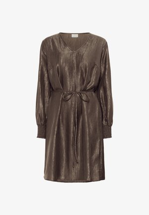 Fényes barna, hosszú ujjú ruha V-kivágással, derékra kötős övvel és ráncolt mandzsettával.