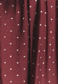 Unselected, crimson spot