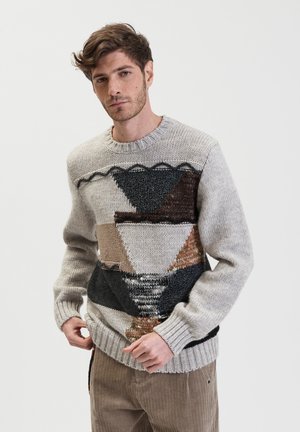 Strickpullover mit geometrischen Mustern in Braun, Grau und Beige; runder Halsausschnitt, strukturierte Garne sowie gerippte Bündchen und Saum.