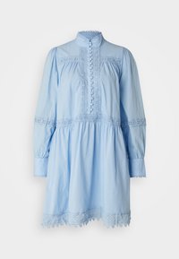 Lys blå bomullskjole med lange ermer, høy hals, knappestolpe, blondekant og samlet midje. Har brodert detaljering og teksturelle aksenter.