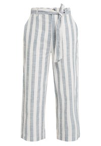 Gestreepte linnen broek in lichtblauw en wit. Kenmerkt zich door een hoge taille, brede benen en een stoffen riem die aan de voorkant is vastgebonden.