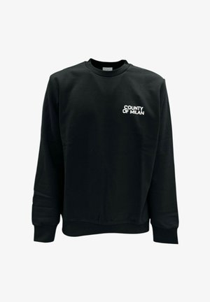 Czarna bluza z długim rękawem i okrągłym dekoltem, z napisem "COUNTY OF MILAN" w białym kolorze umieszczonym na lewej piersi.