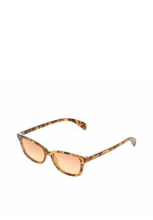 Lunettes de soleil rectangulaires en écaille de tortue avec des verres brun clair et des montures fines, légèrement inclinées vers la droite sur un fond blanc.