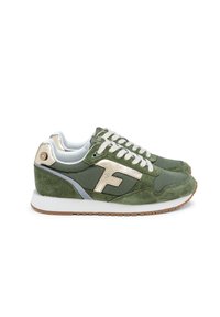 Grüne Wildleder-Sneaker mit metallisch goldenen Akzenten, Mesh-Panels, weißen Schnürsenkeln und einer Gummisohle. Mit einem Logo an der Seite und kontrastierenden blauen Details.