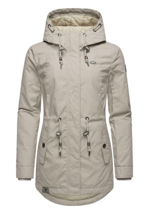 Veste imperméable beige avec capuche, cordons de serrage, deux poches avant et un dos légèrement plus long. Texture lisse, design minimaliste.
