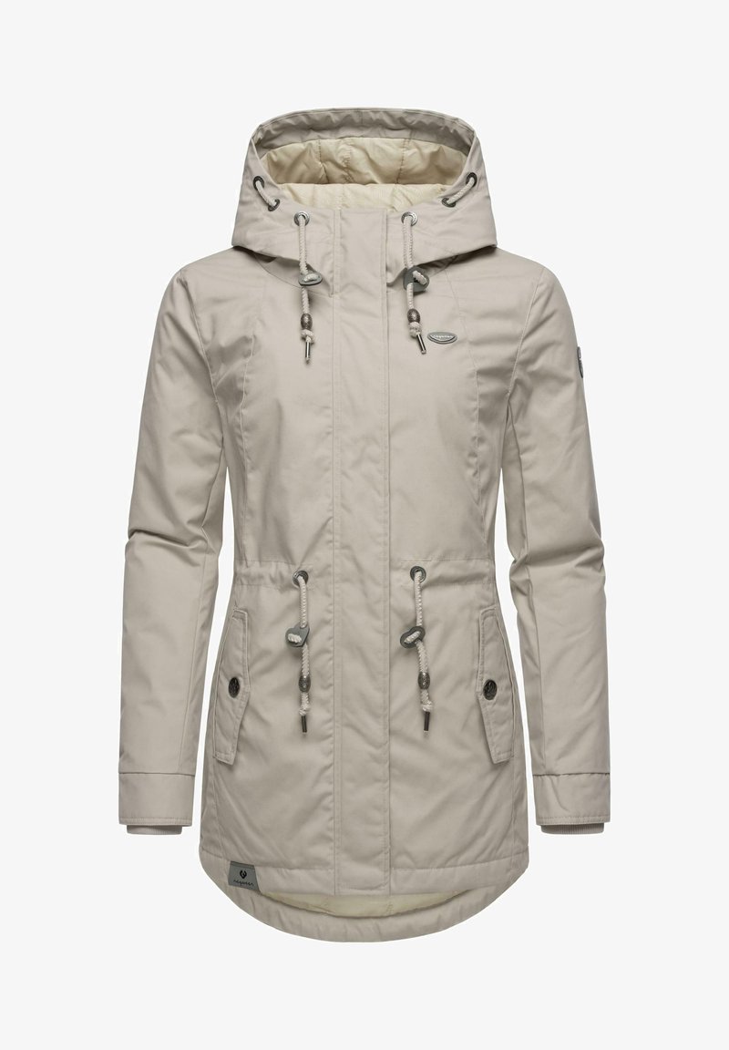 Beige waterdichte jas met een capuchon, trekkoorden, twee voorzakken en een iets langere achterkant. Gladde textuur, minimalistisch ontwerp.