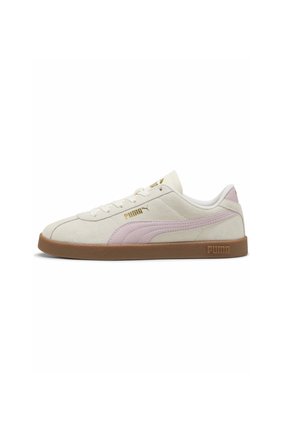 Zapatillas PUMA de ante crema con acentos en rosa claro, con suela de goma marrón y detalles de logo dorado en el lateral y en la lengua.