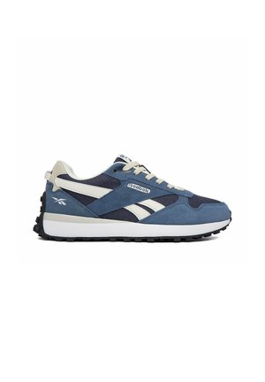 Blauer und dunkelblauer Reebok-Turnschuh mit weißen Streifen, beigen Schnürsenkeln und einer schwarzen strukturierten Sohle, seitlich auf weißem Hintergrund dargestellt.