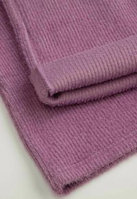 Miękka, prążkowana tkanina w stonowanym fioletowym kolorze o lekko puszystej fakturze. Charakteryzuje się złożonym brzegiem i jednolitym wzorem, co sugeruje ciepło i komfort.