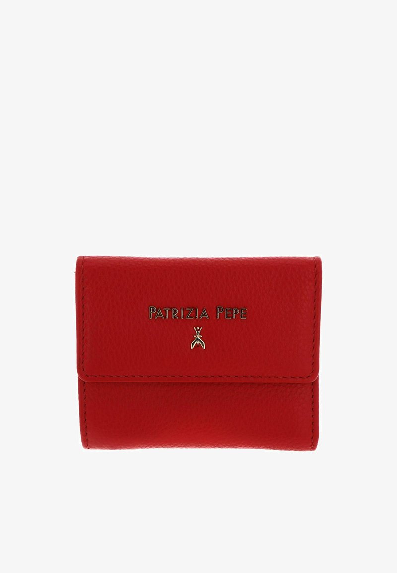 Portefeuille en cuir rouge avec une finition texturée, doté d'un logo et d'un fermoir dorés, et d'une forme rectangulaire compacte. Conçu pour un accès facile.