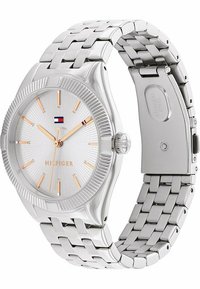 Reloj de acero inoxidable plateado con un dial plateado texturizado, marcadores de hora en oro rosa y un diseño de pulsera eslabonada. Presenta el logotipo característico.