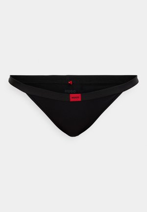 Černý bikini tangy z hladkého materiálu s širokým pasem, který zdobí červená značka s logem a jemné akcenty.
