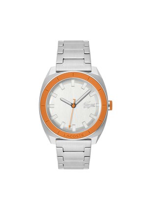 Reloj de acero inoxidable plateado con un bisel y acentos naranjas. Presenta una esfera blanca, manecilla de segundos naranja y eslabones de correa texturizados.