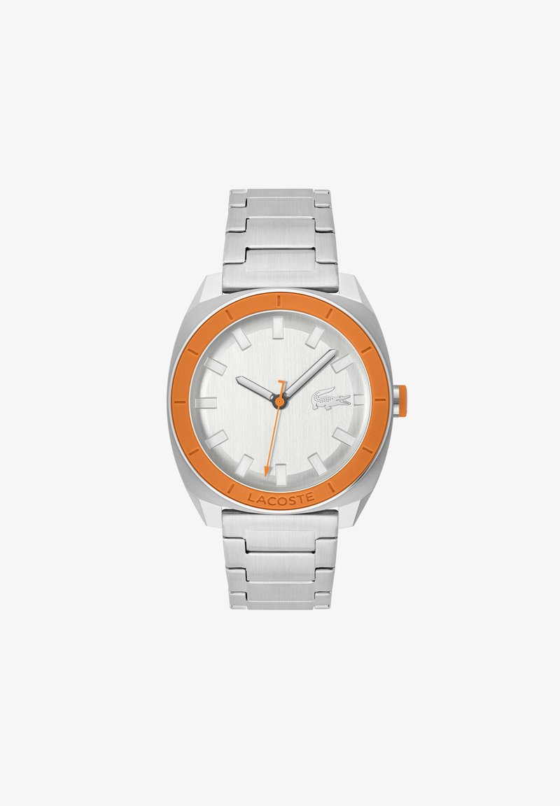 Montre en acier inoxydable argenté avec une lunette et des accents orange. Elle possède un cadran blanc, une trotteuse orange et des maillons de bracelet texturés.